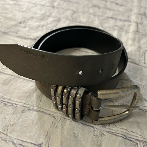 CALVIN KLEIN JEANS VEGAN LEATHER GREY WITH METALLIC SHINE SILVER BUCKLE SIZE S - Picture 2 of 11